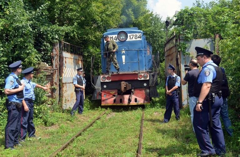 Trem ucraniano com corpos de passageiros do voo MH17 chega a Kharkiv