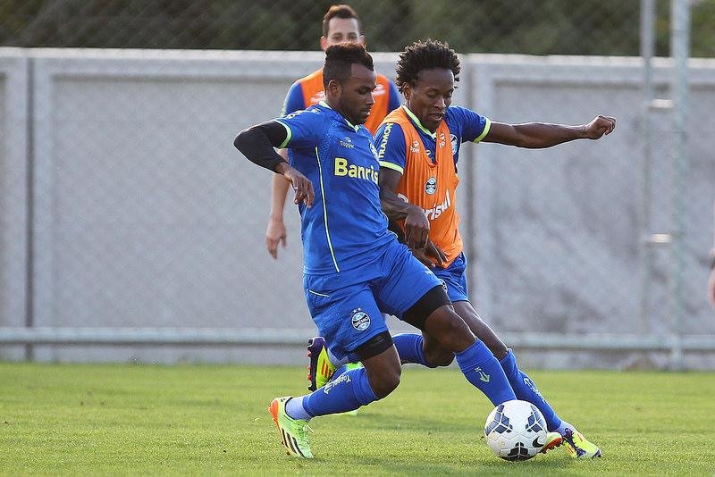 Fernandinho pode estrear contra o Coritiba no domingo