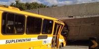 Estrutura caiu em cima um micro-ônibus, um carro e um caminhão, na região da Pampulha
