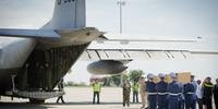 Avião com corpos do voo MH17 inicia viagem à Holanda
