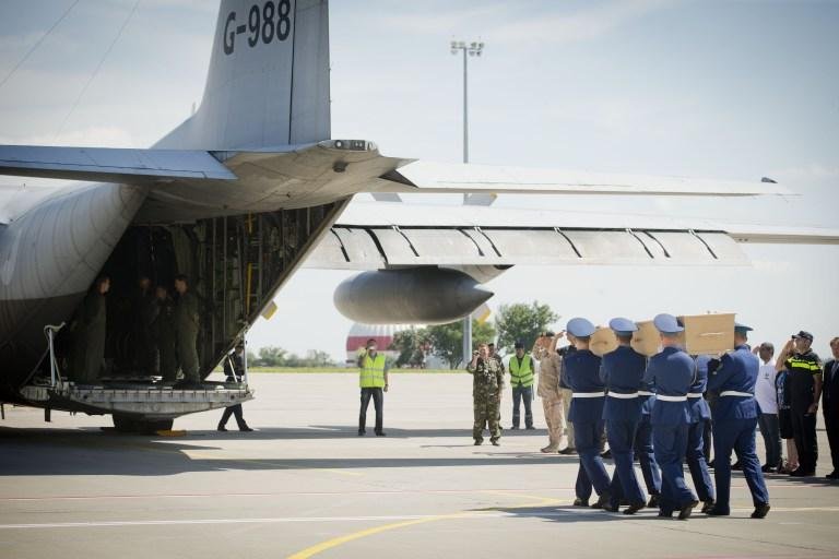 Avi&atilde;o com corpos do voo MH17 inicia viagem &agrave; Holanda