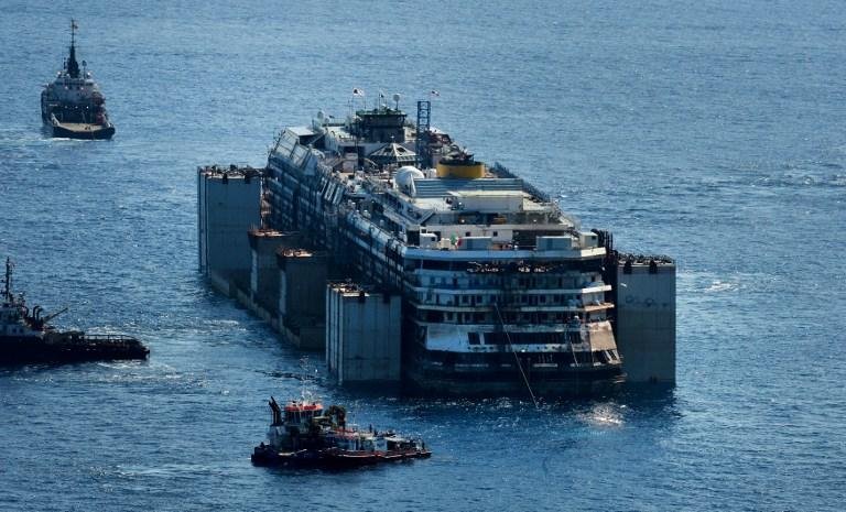 Costa Concordia parte da Ilha de Giglio em dire&ccedil;&atilde;o a G&ecirc;nova
