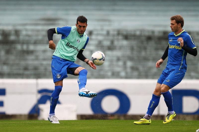 Lucas Coelho (D) marcou tr&ecirc;s gols no treino do Gr&ecirc;mio