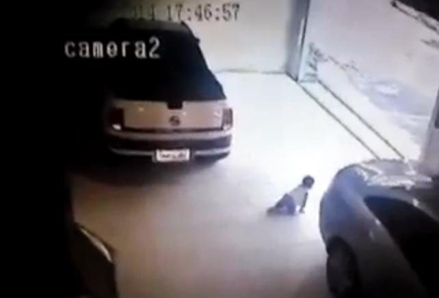 Beb&ecirc; &eacute; atropelado na garagem de casa em Manaus 