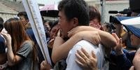 Familiares das vítimas de avião que caiu em Taiwan culpam autoridades