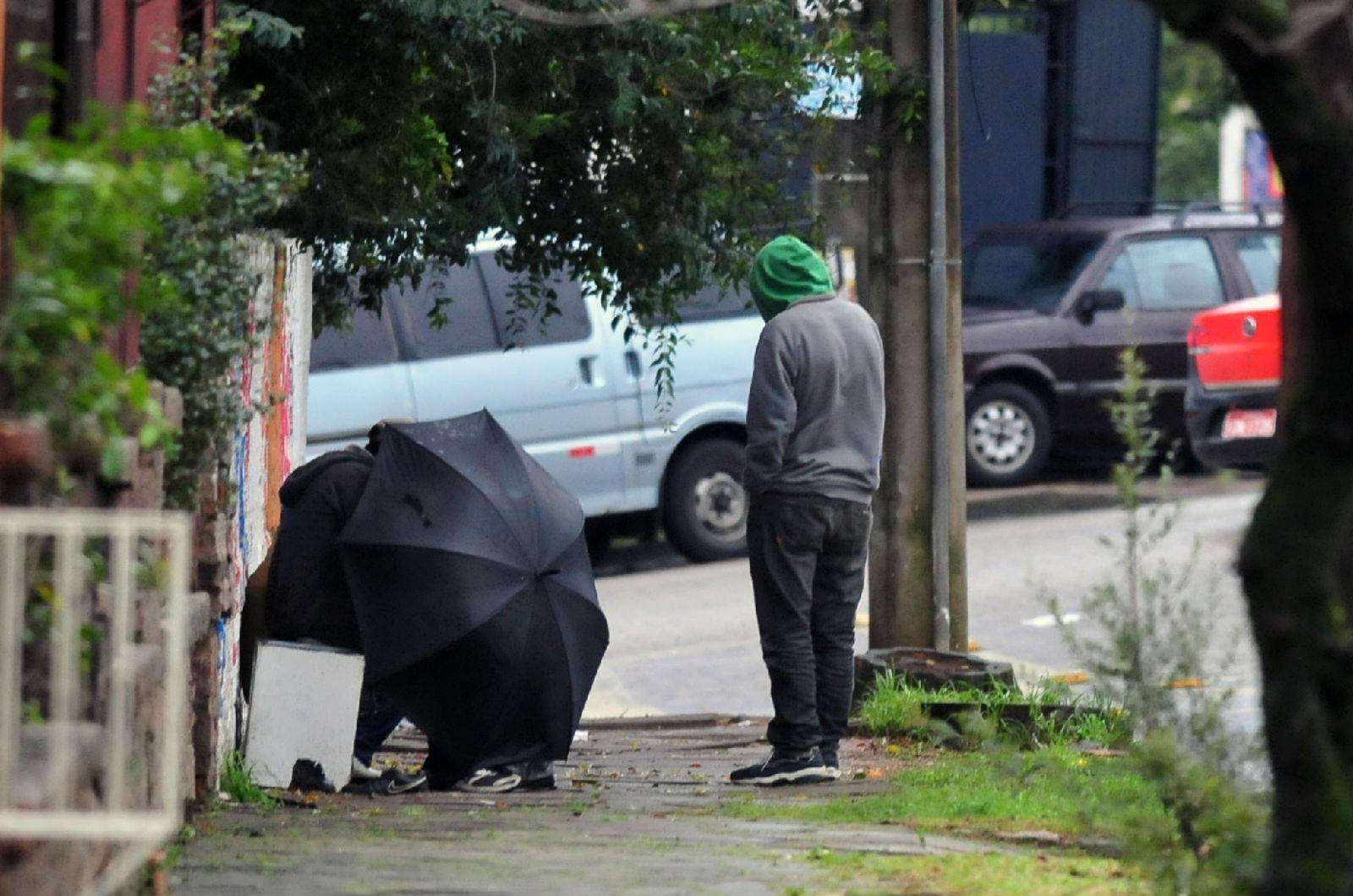 Moradores da Vila Cruzeiro sofrem com traficantes e usu&aacute;rios de drogas