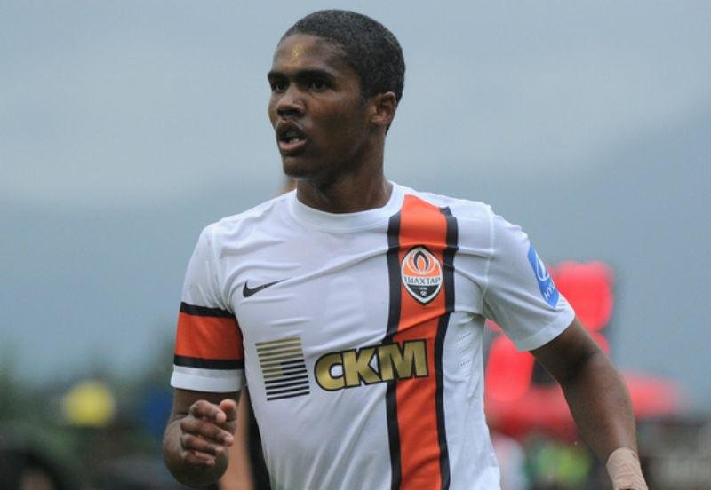 Douglas Costa pretende retornar a Ucr&acirc;nia nos pr&oacute;ximos dias