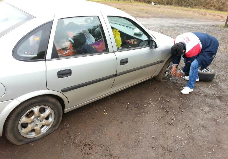 Estrada cheia de buracos provoca estoura pneus e rodas danificadas 
