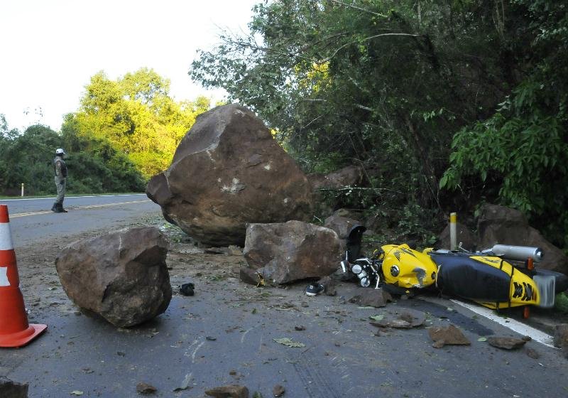 Motociclista n&atilde;o conseguiu desviar das pedras que est&atilde;o sobre a pista de rolagem