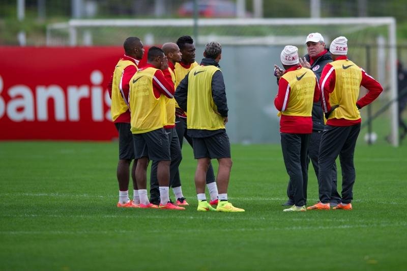 Equipe colorada em treino com o t&eacute;cnico Abel Braga