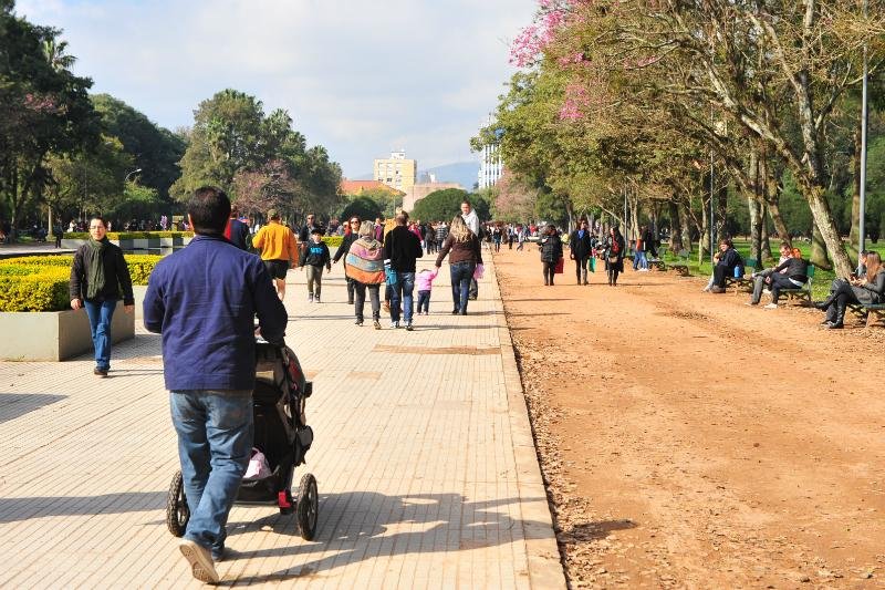 Apesar do frio, domingo de sol lotou parque