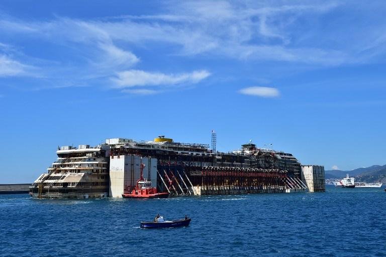 Costa Concordia chega ao porto de G&ecirc;nova