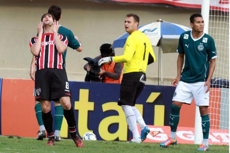 Kak&aacute; reestreou com derrota