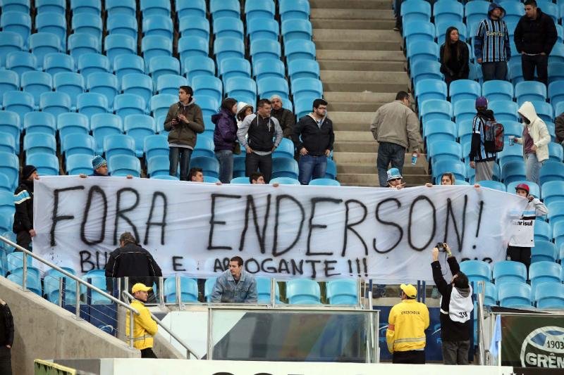 Torcida gremista pede a sa&iacute;da de Enderson Moreira