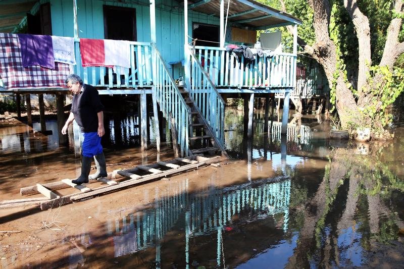 Carlos Alberto de N&oacute;brega, de 40 anos, que mora h&aacute; 15 anos na regi&atilde;o, ainda est&aacute; com a &aacute;gua embaixo de sua casa