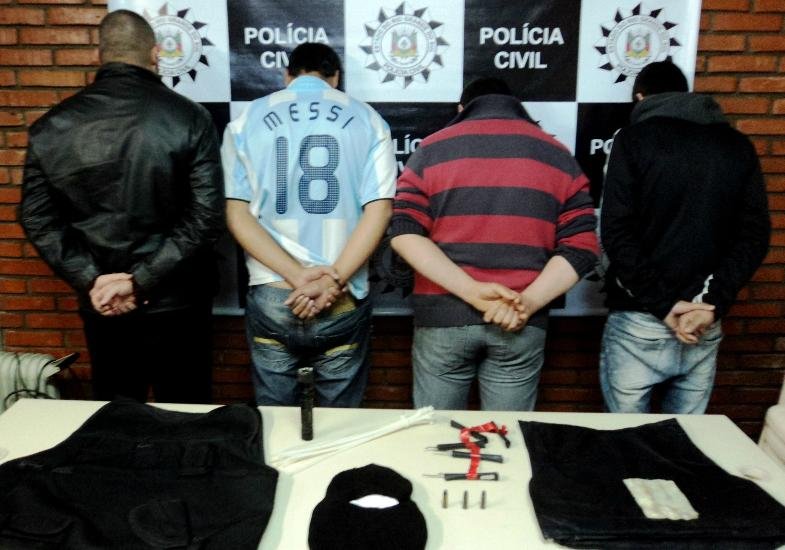 Grupo vinha sendo investigado desde mar&ccedil;o por roubo de ve&iacute;culos e a propriedades rurais