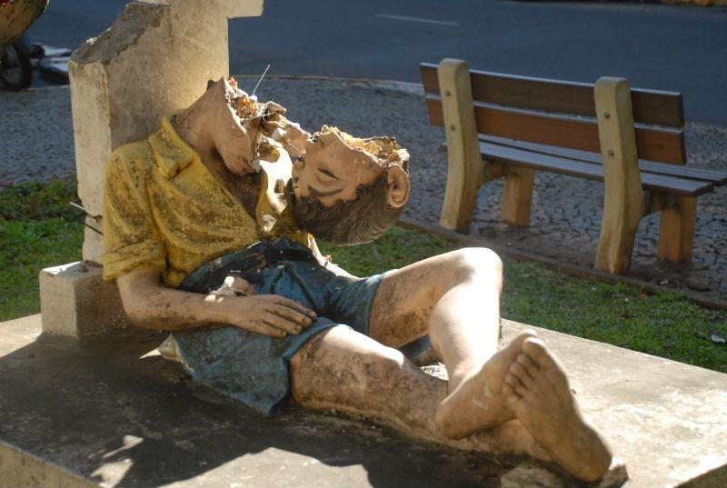 Monumento em homenagem ao jornaleiro &eacute; alvo de depreda&ccedil;&atilde;o