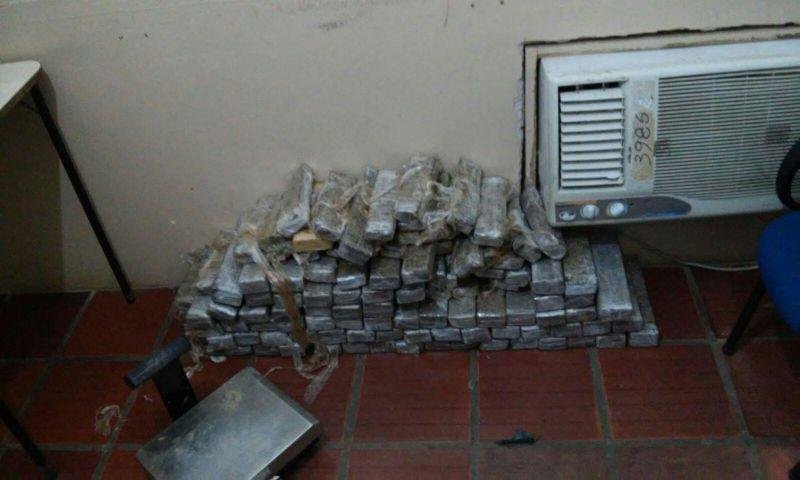 Brigada Militar apreende 100 quilos de maconha em Viam&atilde;o