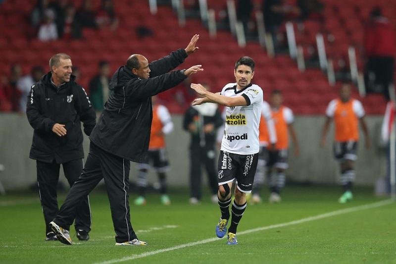 Ricardinho aproveitou desaten&ccedil;&atilde;o para marcar o gol da vit&oacute;ria