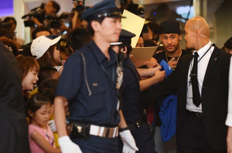  Neymar agita seus f&atilde;s em visita ao Jap&atilde;o