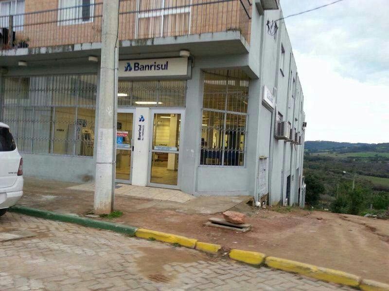 Presos tr&ecirc;s suspeitos de assalto a banco em Amaral Ferrador