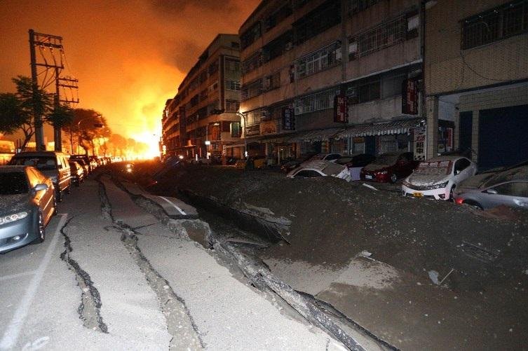 Vazamentos relatados pela popula&ccedil;&atilde;o destru&iacute;ram ruas e atiraram carros pelos ares