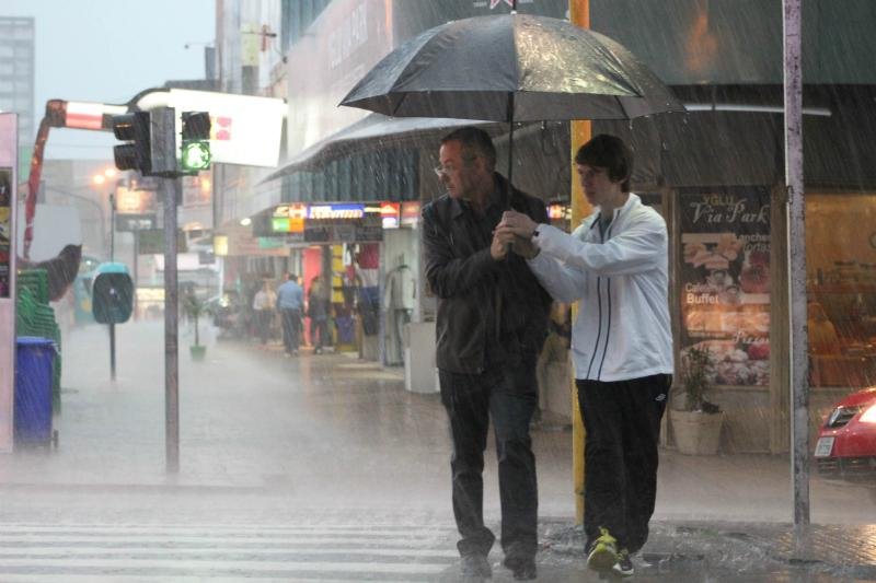 Queda de granizo antecede chuva forte em Livramento 