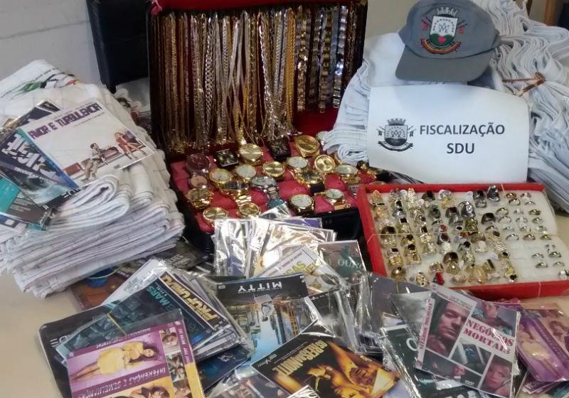 J&oacute;ias, CD&acute;s e DVD&acute;s foram recolhidos pela Secretaria de Desenvolvimento Urbano da prefeitura