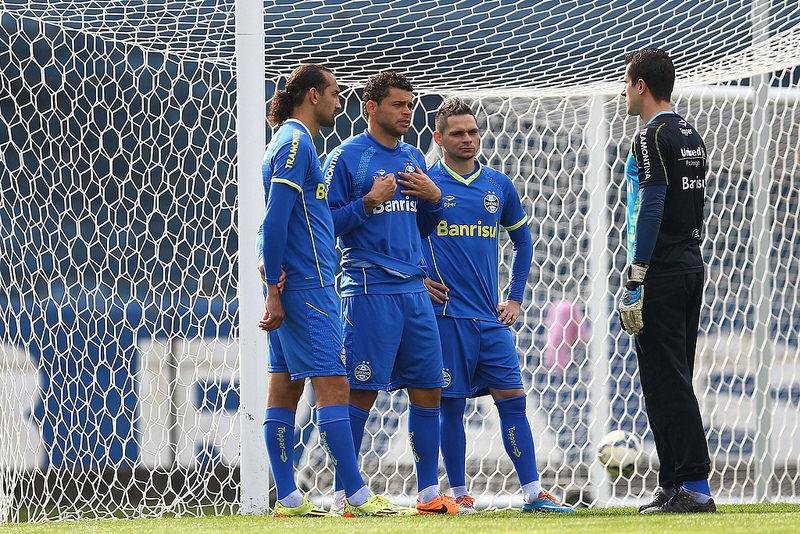 Edinho voltar&aacute; ao time titular do Gr&ecirc;mio contra o Vit&oacute;ria