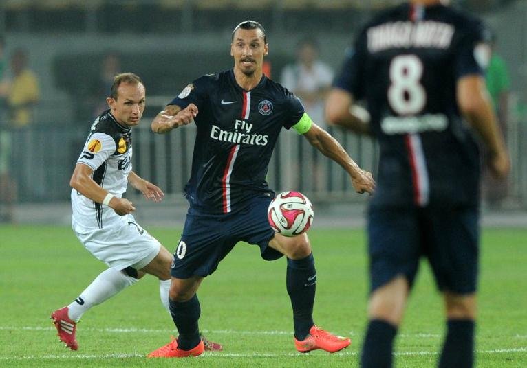 Atacante sueco anota os dois gols da vit&oacute;ria dos parisienses sobre o Guingamp