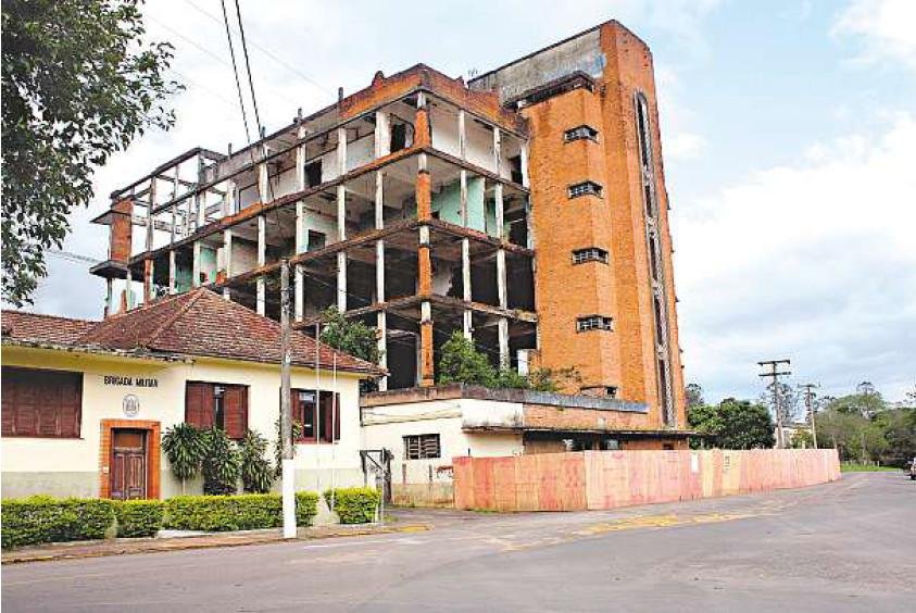 Prefeito quer recupera constru&ccedil;&atilde;o e escola militar pede provid&ecirc;ncias para evitar trag&eacute;dia