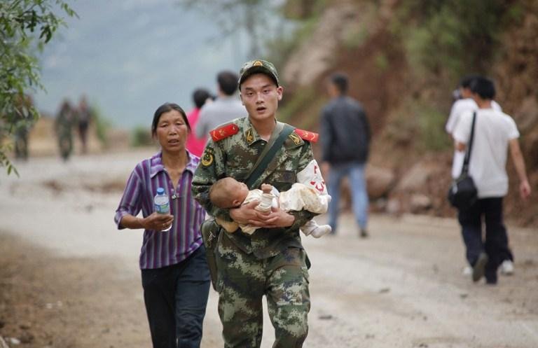 Soldado resgata beb&ecirc; de terremoto na China