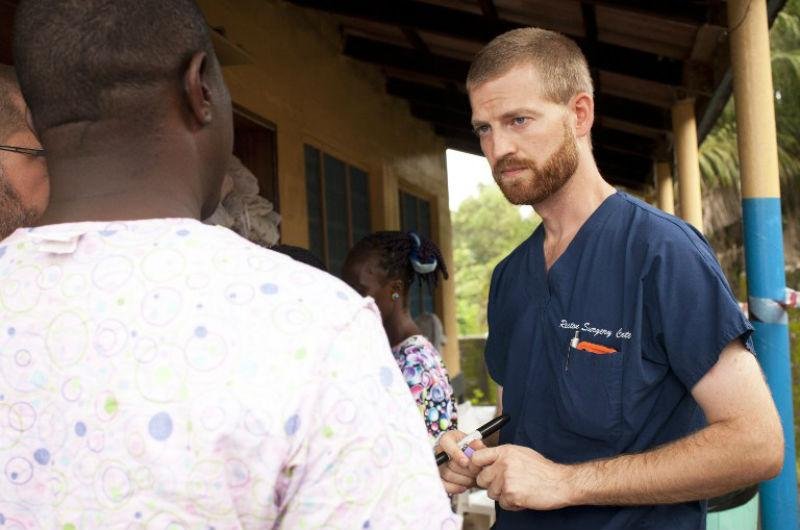 M&eacute;dico americano que contraiu v&iacute;rus ebola apresenta melhora