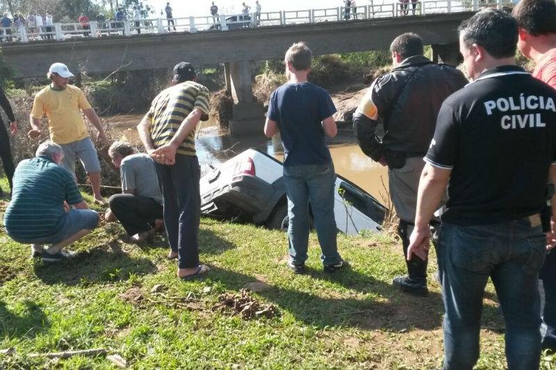 Carro caiu em arroio em Vale do Sol