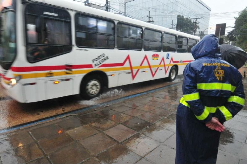 Faixa exclusiva para &ocirc;nibus &eacute; liberada na avenida Brasil