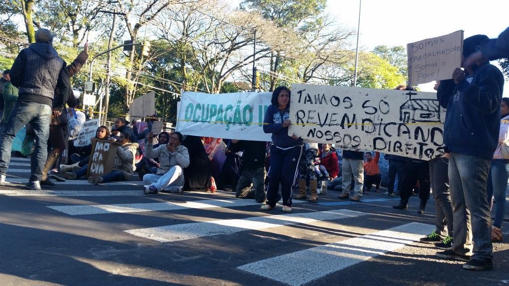 Fam&iacute;lias que ocupam terreno da antiga Avipal aguardavam nesta manh&atilde; an&uacute;ncio de reintegra&ccedil;&atilde;o de posse