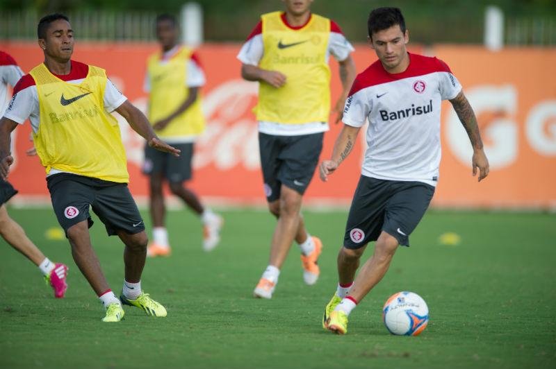 Ar&aacute;nguiz volta aos treinos com grupo do Inter 