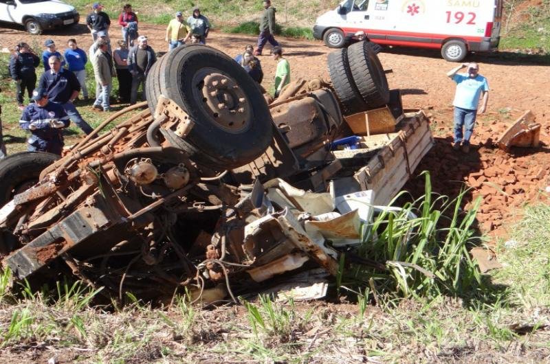 Ca&ccedil;amba colidiu contra carro na BR 386