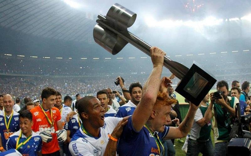 Cruzeiro levantou a ta&ccedil;a da edi&ccedil;&atilde;o 2013 do Brasileiro