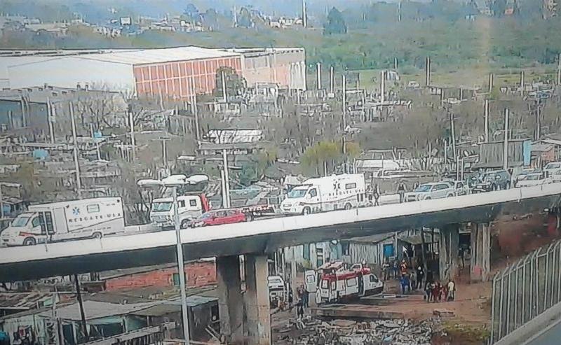 Motorista foi arremessado para baixo de viaduto