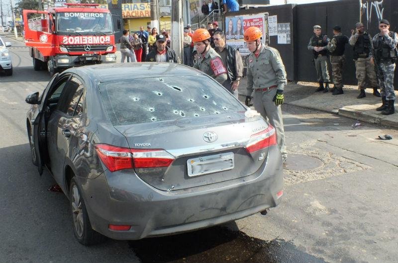 Corolla usado na fuga foi alvejado de tiros