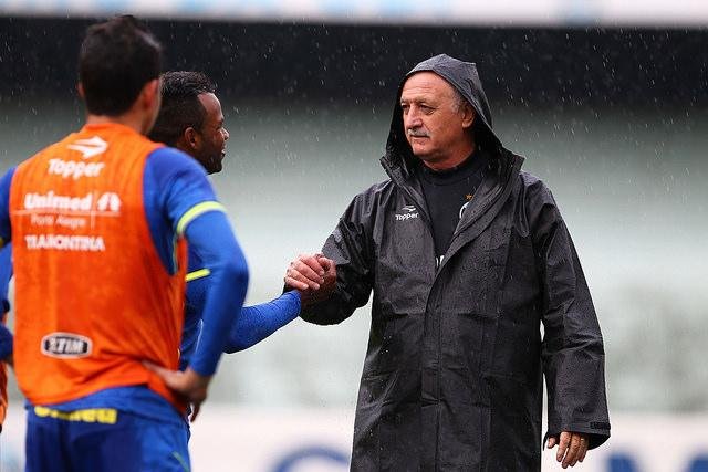 Felip&atilde;o testa esquemas e escala Ramiro como lateral-direito 
