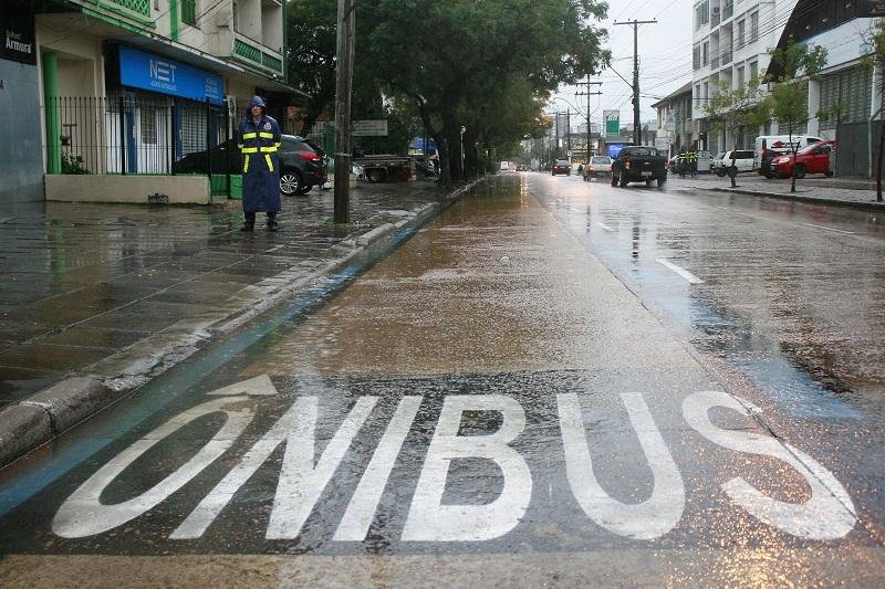  Faixa exclusiva na Avenida Brasil permitiu aos &ocirc;nibus aumentarem em cinco vezes a velocidade