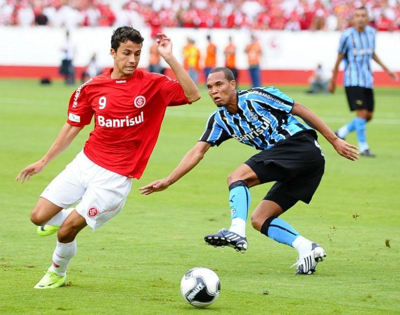 Quando jogo pelada, coloco cal&ccedil;&atilde;o e camisa do Inter, declara Nilmar 