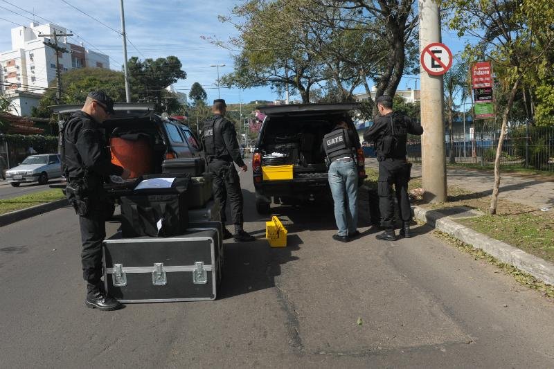 Equipe do Gate chega at&eacute; o local onde foi deixado o artefato