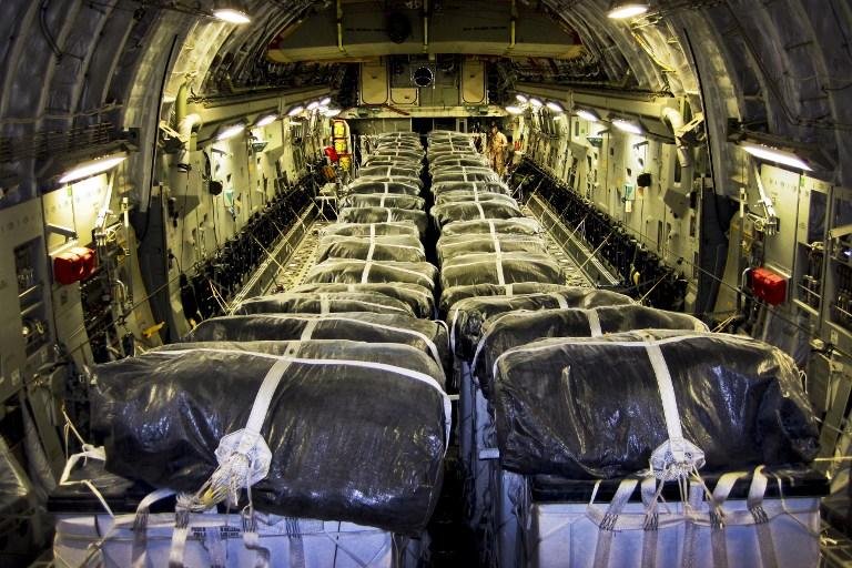 Avi&otilde;es dos EUA jogam suprimentos para civis iraquianos