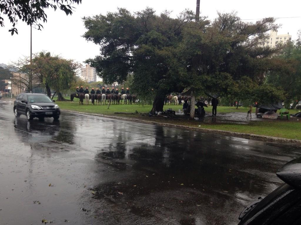 BM se posicionou em frente a r&oacute;tula do Papa por volta das 13h deste domingo