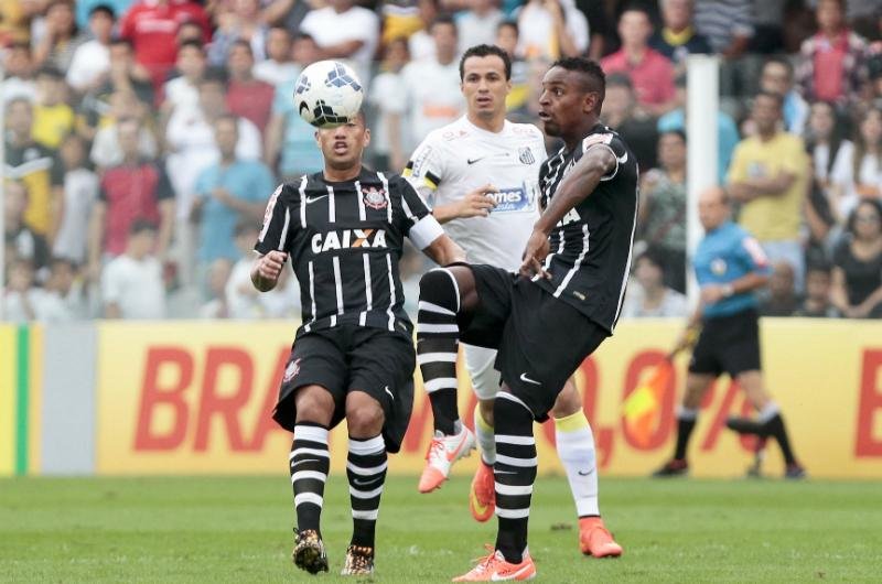 Corinthians segue na cola do Cruzeiro