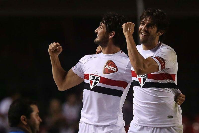Pato marcou dois gols na volta de Kak&aacute; ao Morumbi