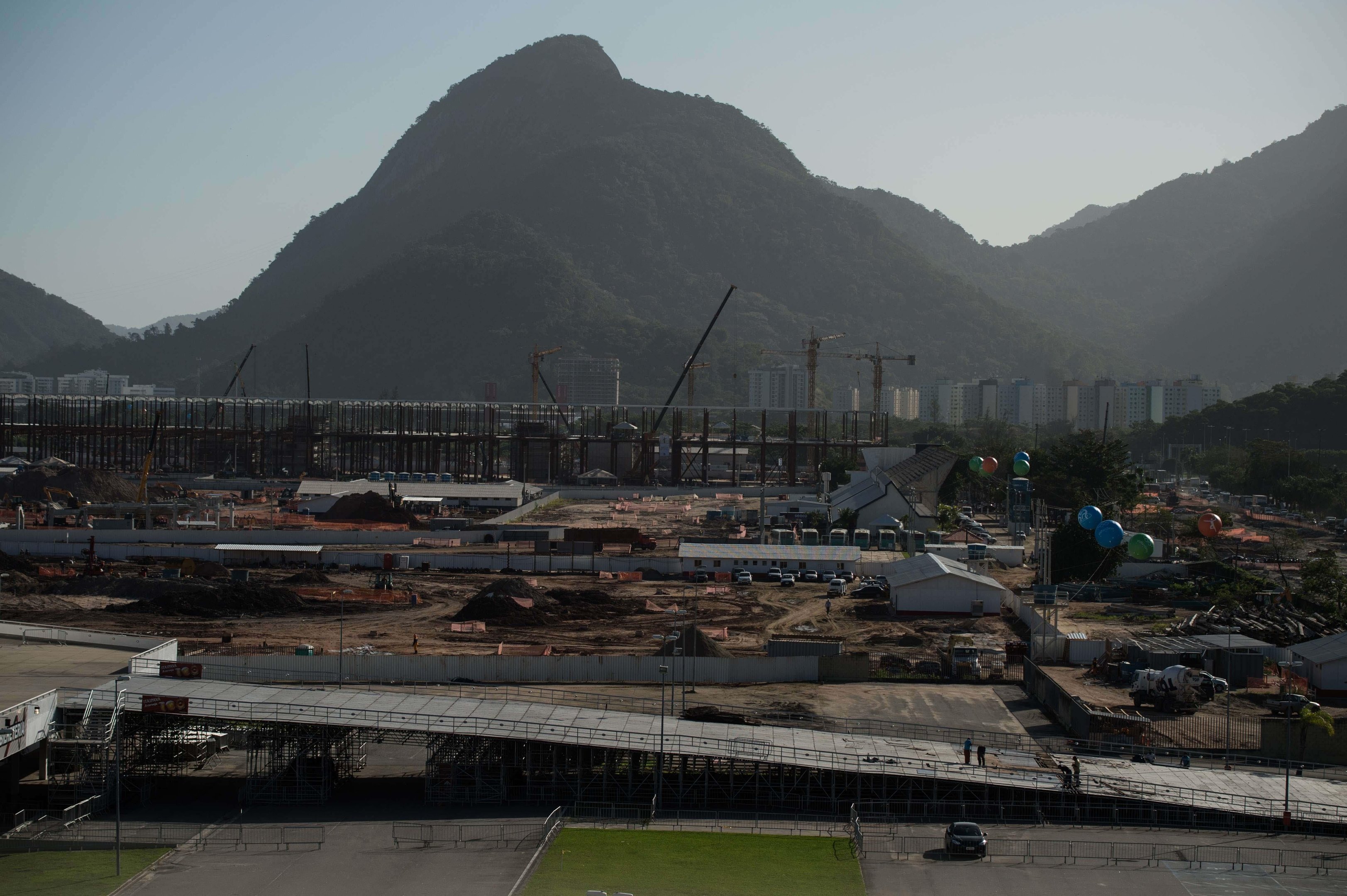 Futuro Centro internacional de M&iacute;dia, ao fundo, com as vigas &agrave; mostra, &eacute; uma das onbras vis&iacute;veis 